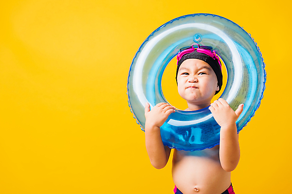 포토 JPG 해외이미지 백인 1 라이프스타일 수영복 행복 안경 어린이 백그라운드 태국 놀이 휴가 휴식 한명 웃음 사람 동양인 소년 물 파란색 컬러풀 노란색 유행 수영 기쁨 아기 반지 잡기 휴양지 고립 해외202008 해외포토 자연요소 서양인 잡화 옷 남자 감정 아시아 컬러 컨셉 장신구 모션 표정 인종 생활 장소 수상스포츠 파일형식