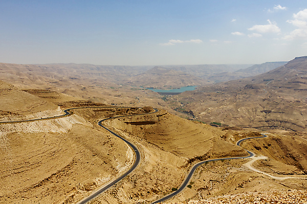 포토 JPG 해외이미지 아시아 도로 모래 여행 중동 자연 하늘 산 풍경 사람없음 야외 여름 파란색 골짜기 사막 바위 고속도로 아스팔트 땅 언덕 사암 그랜드캐니언 수평선 해외202008 해외포토 계절 나라 길 컬러 교통시설 미국 돌_바위 생태계 파일형식