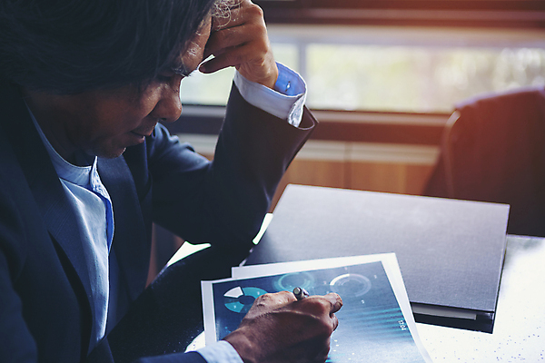 포토 JPG 해외이미지 손 백그라운드 컨셉 인터넷 회사 비즈니스 통신 성공 그래프 대화 한명 사람 금융 경제 컴퓨터 사무실 자료 웹 정보 업무 작업 비즈니스맨 네트워크 계획 분석 동료 오브젝트 보고서 컨설턴트 상담 경영자 투자 온라인 회계 경영 마케팅 브레인스토밍 해외202008 해외포토 1 남자 관계 말하기 신체부위 전자제품 직장인 전문직 리더 파일형식