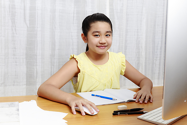 포토 JPG 해외이미지 학생 라이프스타일 여자 교육 행복 아시아 종이 어린이 인터넷 통신 교실 가족 태국 탁자 수업 주택 한국 한명 미소 사람 앉기 동양인 노트북 스터디 컴퓨터 알약 연필 일본 교사 공책 방 온라인 초보 카피스페이스 해외202008 해외포토 직업 1 감정 나라 가구 학교 관계 모션 문구용품 학용품 표정 인종 건물 생활 전자제품 학습 필기구 약 공백 파일형식