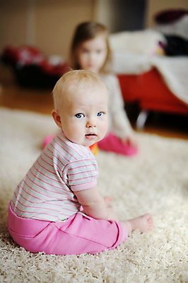 포토 JPG 해외이미지 백인 1 라이프스타일 행복 얼굴 어린이 놀이 건강 한명 사람 소년 파란색 침실 흰색 침대 표현 아기 신생아 닫기 달콤 작음 담요 부드러움 돌봄 배려 천진난만 해외202008 해외포토 서양인 남자 감정 컬러 가구 컨셉 모션 생활 신체부위 감각 맛 크기 파일형식