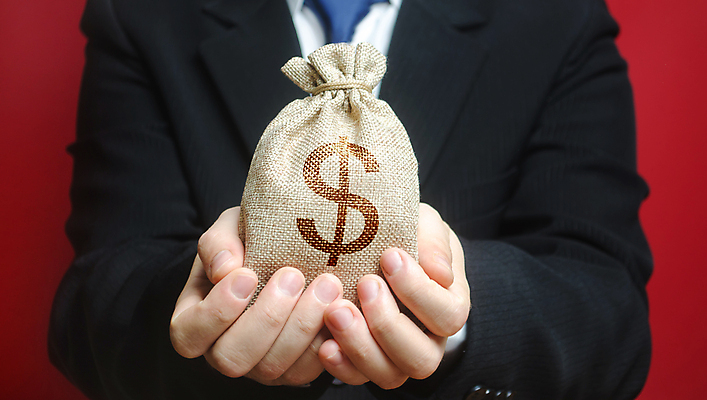 포토 JPG 해외이미지 남자 돈 한명 들기 상반신 성인 앞모습 금융 경제 달러 잡기 비즈니스맨 돈자루 재산 빨간배경 성인남자한명만 해외202008 해외포토 1 뷰포인트 백그라운드 비즈니스 모션 사람 빨간색 직장인 남자한명만 성인남자만 파일형식