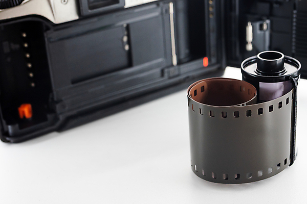 포토 JPG 해외이미지 직업 백그라운드 컨셉 프레임 사람없음 뒷모습 카메라 사진촬영 장비 골동품 오픈 사진사 필름 오브젝트 그림 전자 롤 슛 아날로그 얼레 부정적 옛날 광학 해외202008 해외포토 감정 뷰포인트 전자제품 촬영 작가 파일형식