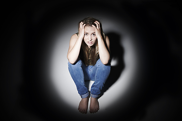 포토 JPG 해외이미지 백인 응시 여자 감정 컨셉 생각 청소년 실내 그림자 한명 사람 앉기 20대 가로 빛 슬픔 고독 고민 문제 스포트라이트 배려 우울증 적자 카피스페이스 해외202008 약함 해외포토 서양인 1 시선 모션 청년 내부 공백 질병 파일형식