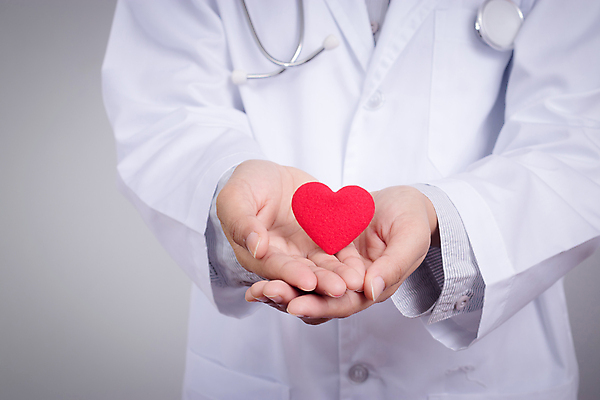 포토 JPG 해외이미지 모양 직업 손 여자 아시아 백그라운드 컨셉 유니폼 청진기 건강 병원 한명 사람 동양인 성인 빨간색 약 환자 의사 흰색 하트 잡기 맥박 질병 공격 암 보험 돌봄 심장병 해외202008 우호적 해외포토 1 옷 나라 컬러 의학 의료기기 모션 인종 신체부위 의료진 파일형식