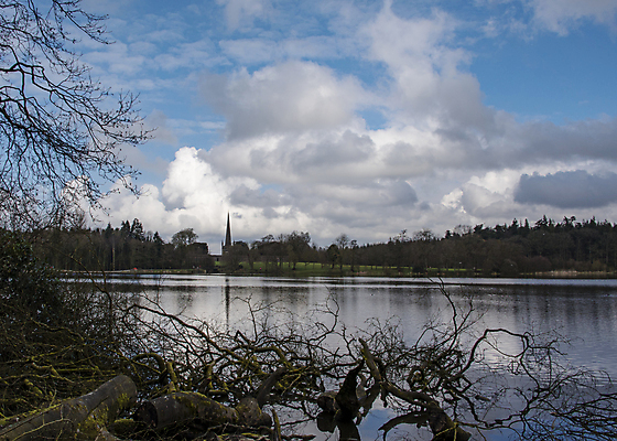 포토 JPG 해외이미지 나무 구름 유럽 종교 호수 섬 여행 건축양식 자연 풍경 사람없음 야외 건물 초록색 물 파란색 반사 교회 여행객 평화 아일랜드 수녀원 숭배 옛날 해외202008 해외포토 자연요소 식물 건축물 건축 나라 컬러 컨셉 종교건축 사람 생태계 파일형식