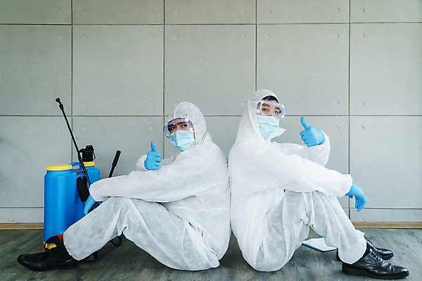 포토 JPG 해외이미지 직업 벽 의자 노동자 주택 실내 건강 피곤 가면 안전 사람 정장 두명 약 청결 방 작업 자신감 환경오염 바이러스 보호 위생 질병 위험 청소 서비스 예방 감염 청소부 고용 인플루엔자 전염병 제어 화학물질 카피스페이스 해외202008 해외포토 옷 감정 가구 컨셉 의학 내부 건물 공백 구직 화학 채용 파일형식