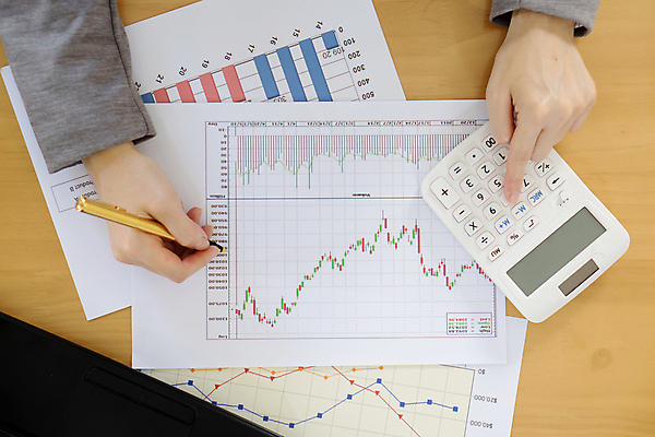 포토 JPG 해외이미지 손 여자 비즈니스 신체부위 금융 경제 계산기 정보 비즈니스우먼 책상 분석 회계 분석가 세금 투자자 해외202008 해외포토 직업 가구 컨셉 문구용품 사람 장비 직장인 투자 파일형식