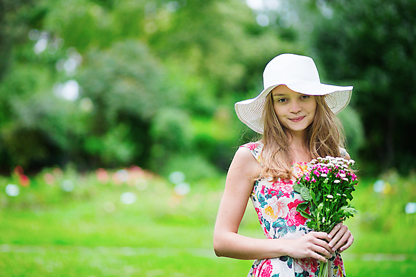 포토 JPG 해외이미지 모자 드레스 공원 꽃 유럽 꽃다발 자연 휴가 한명 미소 사람 야외 여름 금발 정원 활발 흰색 시골 다발 긍정 내추럴 해외202008 해외포토 식물 1 헤어스타일 잡화 옷 계절 공공시설 나라 컬러 컨셉 표정 생태계 파일형식