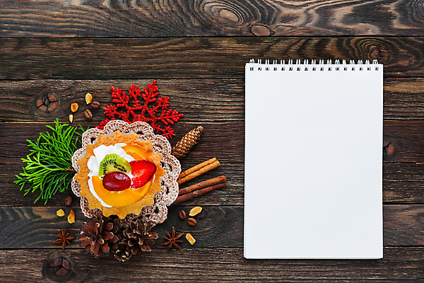 포토 JPG 해외이미지 실내 사람없음 장식 공백 나무바닥 스프링노트 솔방울 타르트 해외202008 해외포토 빵 바닥 내부 공책 파이_빵 파일형식