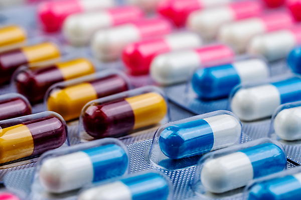 포토 JPG 해외이미지 산업 분홍색 백그라운드 포장 건강 병원 사람없음 치료 빨간색 파란색 알약 약 노란색 고통 흰색 시장 제조 질병 약국 감염 팩 중독 조제 반항 알레르기 볼록 예산 진통제 항생제 해외202008 해외포토 감정 컬러 컨셉 의학 모션 화장품 만들기 파일형식