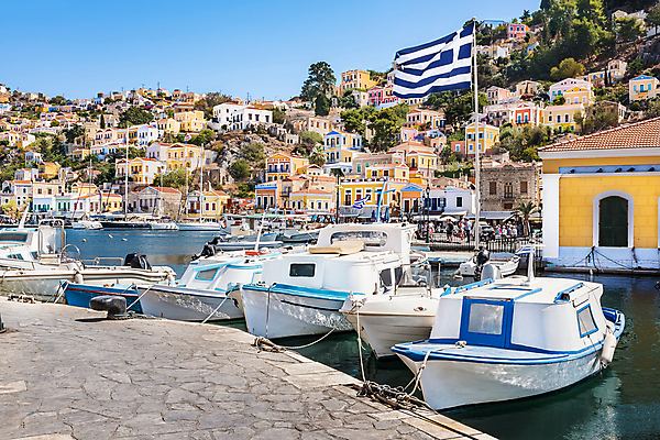 포토 JPG 해외이미지 주간 구름 유럽 바다 섬 여행 건축양식 하늘 휴가 주택 풍경 해변 사람없음 여름 컬러풀 항구 맑음 깃발 만 보트 지중해 그리스 포트 타운 그리스인 해외202008 해외포토 자연요소 서양인 계절 건축 나라 컬러 배_교통 교통시설 날씨 건물 도시 파일형식