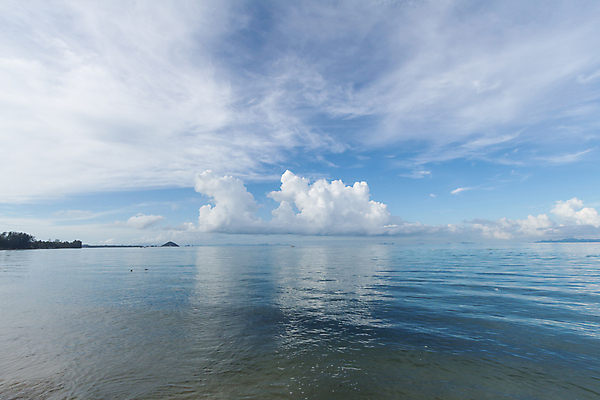 포토 JPG 해외이미지 주간 구름 파도 바다 섬 여행 하늘색 백그라운드 자연 벽지 하늘 항해 파노라마 풍경 사람없음 야외 가로 초록색 물 여름 파란색 빛 평화 화목 침묵 고요 흰색 신선 장면 내추럴 수평선 해외202008 해외포토 자연요소 계절 컬러 컨셉 배_교통 촬영기법 소리 생태계 파일형식