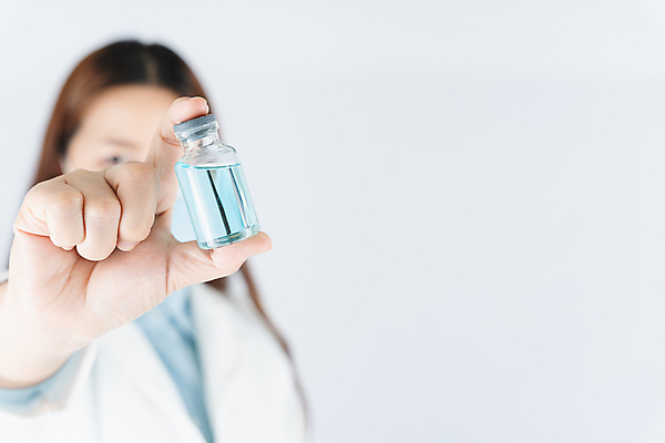 포토 JPG 해외이미지 병원 한명 들기 상반신 성인 앞모습 아웃포커스 치료 약 의사 흰배경 주사약 백신 성인여자한명만 코로나바이러스 해외202008 델타변이바이러스 해외포토 1 뷰포인트 백그라운드 의학 모션 촬영기법 사람 의료진 흰색 바이러스 여자한명만 성인여자만 파일형식