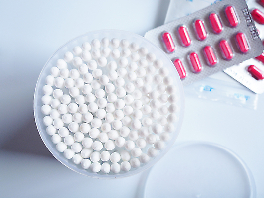 포토 JPG 해외이미지 동물 과학 백그라운드 컨셉 건강 병원 주사기 사람없음 치료 빨간색 반려동물 알약 약 고통 장비 흰색 면 바늘 개 질병 약국 청소 처방 주사약 비타민 수의사 조제 양모 고립 돌봄 복용 진통제 항생제 해외202008 해외포토 감정 컬러 포유류 의학 의료기기 모션 의사 도구 직물 만들기 영양소 파일형식