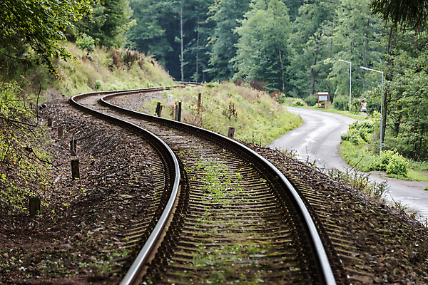 포토 JPG 해외이미지 나무 산업 도로 길 선 여행 백그라운드 곡선 교통시설 자연 하늘 숙이기 풍경 사람없음 야외 목재 초록색 여름 갈색 금속 기차 바위 숲 방향 회전 트랙 좁은 장면 루트 방법 선로 철강 해외202008 해외포토 식물 계절 육상교통 컬러 포즈 교통 재료 재질 대중교통 돌_바위 시설 생태계 파일형식