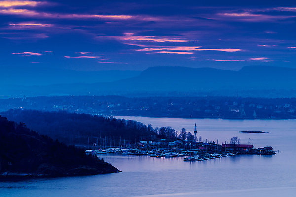 포토 JPG 해외이미지 구름 유럽 바다 섬 여행 건축양식 자연 하늘 노르웨이 사람없음 야외 건물 물 파란색 빛 도시풍경 컬러풀 태양 평화 일출 항구 황혼 일몰 추위 도시 만 황금 저녁 스카이라인 넘어짐 다도해 스칸디나비아 오슬로 피오르 해외202008 해외포토 자연요소 건축물 건축 나라 컬러 컨셉 교통시설 모션 풍경 노을 야간 생태계 지형 파일형식
