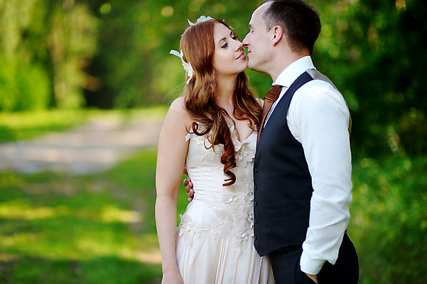 포토 JPG 해외이미지 주간 커플 공원 여자 남자 신부 결혼 포옹 결혼식 키스 정장 턱시도 성인 야외 두명 옆모습 성인만 해외202008 해외포토 자연요소 옷 공공시설 뷰포인트 관계 안기 사람 이벤트 애정표현 파일형식