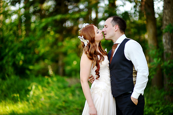 포토 JPG 해외이미지 주간 커플 공원 여자 남자 신부 결혼 포옹 결혼식 키스 정장 턱시도 성인 야외 두명 옆모습 성인만 해외202008 해외포토 자연요소 옷 공공시설 뷰포인트 관계 안기 사람 이벤트 애정표현 파일형식