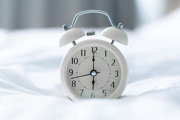 포토 JPG 해외이미지 손 시계 백그라운드 베개 탁자 호텔 휴식 아파트 실내 피곤 사람없음 내부 일상 장식 검은색 침실 이불 방 종 흰색 침대 신선 잠 손목시계 오브젝트 속도 싱글 복고 낮잠 공포 시트 타이머 거짓말 경보 마감 분 옛날 취침시간 해외202008 해외포토 컬러 가구 컨셉 장신구 침구 숙소 주택 라이프 신체부위 파일형식