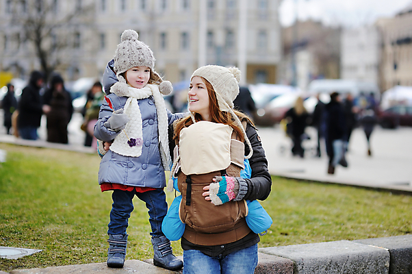 포토 JPG 해외이미지 백인 여자 행복 어린이 2 배낭 가족 엄마 함께함 사랑 사람 소녀 성인 세명 봄 유치원 추위 코트 덮개 아기 잡기 던지기 달콤 작음 4월 보따리 자매 돌봄 해외202008 손모아장갑 해외포토 서양인 계절 교육 감정 장갑 컨셉 가방 관계 모션 외투 뚜껑 날짜 맛 크기 파일형식