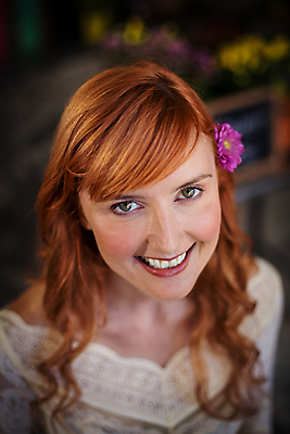 포토 JPG 해외이미지 백인 여자 실내 한명 서기 상반신 성인 앞모습 아웃포커스 30대 꽃집 성인여자한명만 해외202008 해외포토 서양인 1 뷰포인트 모션 촬영기법 사람 내부 장년 상점 여자한명만 성인여자만 파일형식