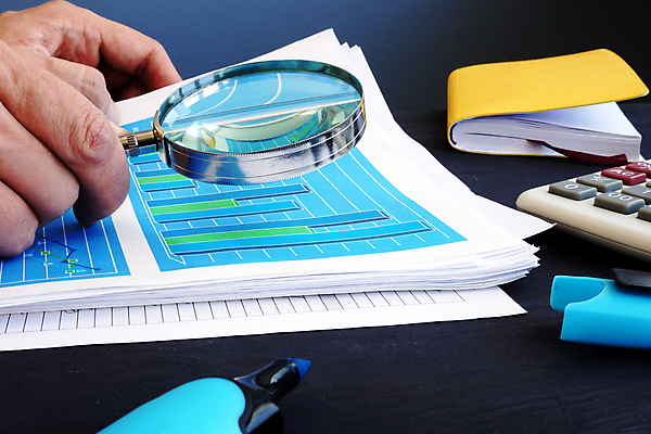 포토 JPG 해외이미지 손 비즈니스 돋보기 들기 신체부위 금융 잡기 비즈니스맨 책상 회계 계산서 세금 해외202008 해외포토 남자 가구 모션 사람 경제 직장인 파일형식