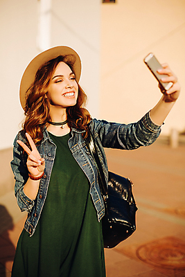 포토 JPG 해외이미지 백인 모델 라이프스타일 옷 여자 행복 장신구 거리 키스 한명 사람 야외 10대 스마트폰 선글라스 유행 세일 재킷 기쁨 청바지 도시 사진사 복고 스타일 힙스터 해외202008 해외포토 서양인 1 패션 감정 안경 바지 청소년 생활 핸드폰 스마트기기 외투 작가 애정표현 파일형식