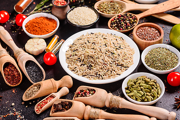 포토 JPG 해외이미지 잎 재료 탁자 사람없음 숟가락 양념 조미료 고수 가루 허브 소금 후추 카레 생강 바질 로즈메리 시나몬 강황 해외202008 해외포토 식물 음식 가구 채소 식재료 수저 향신료 향미료 파일형식