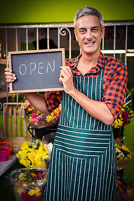 포토 JPG 해외이미지 백인 남자 꽃 실내 한명 서기 들기 상반신 성인 앞모습 30대 칠판 앞치마 오픈 꽃집 보여주기 성인남자한명만 해외202008 해외포토 서양인 식물 1 뷰포인트 모션 사람 내부 장년 상점 남자한명만 성인남자만 파일형식