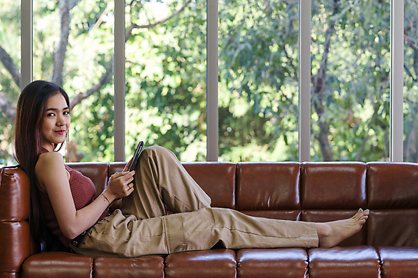 포토 JPG 해외이미지 학생 라이프스타일 웰빙 여자 교육 행복 인터넷 통신 태국 놀이 휴가 휴식 주택 한명 사람 앉기 동양인 여름 학습 스터디 소파 독서 알약 상점 디지털 게임 업무 네트워크 뉴스 연결 무선전화기 온라인 블로거 셀프 소셜 카피스페이스 해외202008 해외포토 1 계절 감정 아시아 컨셉 의자 모션 인종 건물 생활 약 공백 작업 전화기 파일형식