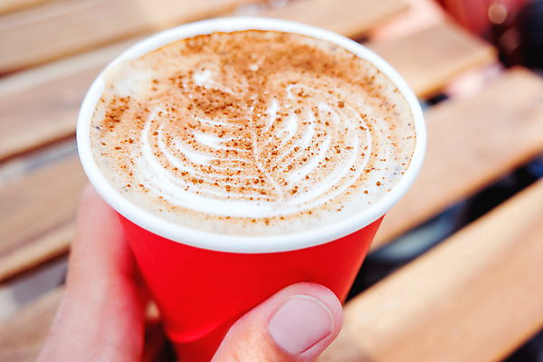 포토 JPG 해외이미지 주간 손 벤치 근접촬영 야외 아웃포커스 신체부위 카푸치노 라떼아트 해외202008 해외포토 자연요소 커피 뷰포인트 의자 촬영기법 사람 그림 라떼 파일형식