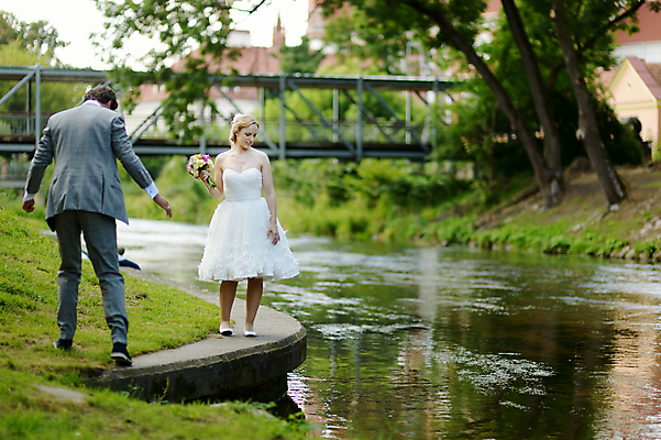 포토 JPG 해외이미지 주간 모자 공원 여자 남자 신부 결혼 결혼식 정장 턱시도 성인 야외 두명 옆모습 강 성인만 해외202008 해외포토 자연요소 잡화 옷 공공시설 뷰포인트 사람 이벤트 파일형식