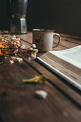 포토 JPG 해외이미지 식물 디자인 꽃 커피 음료 겨울 탁자 아침 휴식 주택 직장 따뜻함 사람없음 내부 목재 장식 책 컵 컬러풀 사무실 독서 햇빛 검은색 침묵 카페 방 머그컵 가을 흰색 업무 뜨거움 조직 작업실 차 책상 주말 리빙 스타일 미니멀 해외202008 해외포토 주간 나무 식기 계절 컬러 가구 컨셉 회사 비즈니스 재료 건물 태양 상점 소리 작업 파일형식