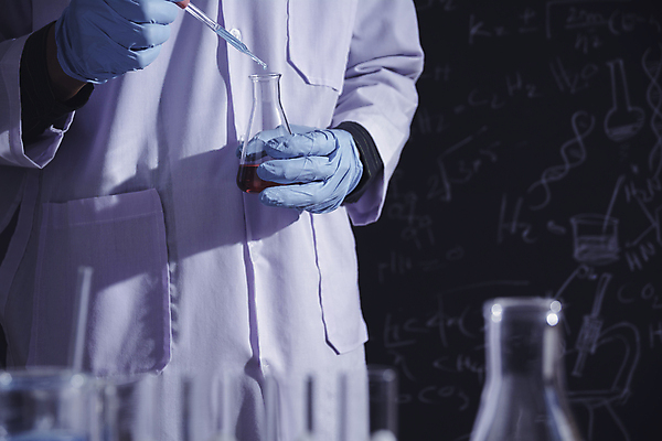 포토 JPG 해외이미지 남자 실험기구 한명 들기 상반신 성인 앞모습 성인남자한명만 신약개발 해외202008 해외포토 1 뷰포인트 과학 모션 사람 개발 남자한명만 성인남자만 파일형식 신약_의학