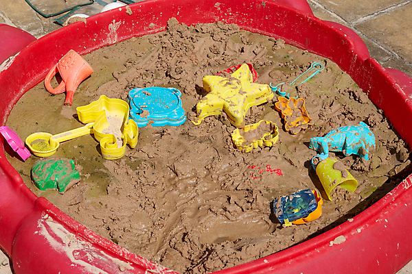 포토 JPG 해외이미지 어린이 모래 주택 사람없음 야외 파란색 컬러풀 장난감 노란색 정원 장비 젖음 촉촉함 플라스틱 삽 양동이 국자 갈퀴 곰팡이 해외202008 해외포토 컬러 재질 주방용품 사람 건물 파일형식