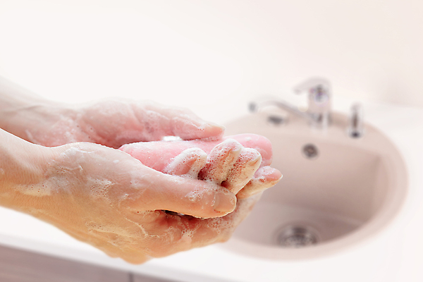 포토 JPG 해외이미지 손 신체 손가락 건강 손바닥 사람없음 물 청결 거품 젖음 욕실 흰색 위생 씻기 빨래 질병 피부 감염 비누 박테리아 돌봄 위생관리 전염병 살균 해외202008 해외포토 자연요소 컬러 가사 의학 모션 관리 신체부위 위생용품 파일형식