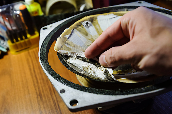 포토 JPG 해외이미지 직업 손 음악 비즈니스 자동차 사람없음 목재 문 기계 손상 장비 공구 작업실 변화 수리 보호 연결 라디오 오디오 철사 70대 실타래 정비공 망사 조절 조립 깨짐 복원 소비에트 접착제 해외202008 해외포토 나무 노년 육상교통 컨셉 재료 문화예술 신체부위 전자제품 도구 직물 풀_접착제 기술자 파일형식