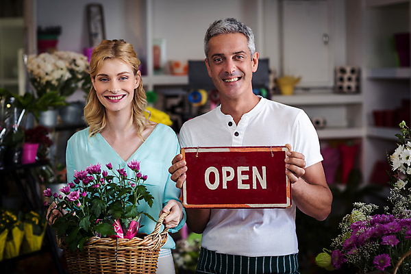 포토 JPG 해외이미지 백인 여자 남자 꽃 꽃무늬 실내 서기 미소 들기 20대 성인 두명 앞모습 30대 오픈 꽃집 거베라 보여주기 성인만 해외202008 해외포토 서양인 식물 뷰포인트 무늬 모션 표정 사람 청년 내부 장년 상점 파일형식