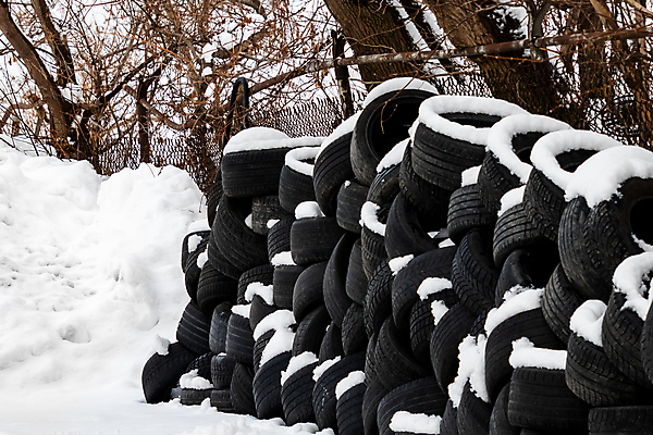 포토 JPG 해외이미지 겨울 사람없음 야외 울타리 쌓기 추위 타이어 고물상 자동 해외202008 해외포토 계절 모션 담장 파일형식