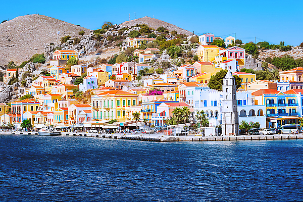 포토 JPG 해외이미지 주간 구름 유럽 바다 섬 여행 건축양식 하늘 휴가 주택 풍경 해변 사람없음 여름 컬러풀 탑 항구 맑음 만 보트 지중해 그리스 포트 타운 그리스인 해외202008 해외포토 자연요소 서양인 건축물 계절 건축 나라 컬러 배_교통 교통시설 날씨 건물 도시 파일형식