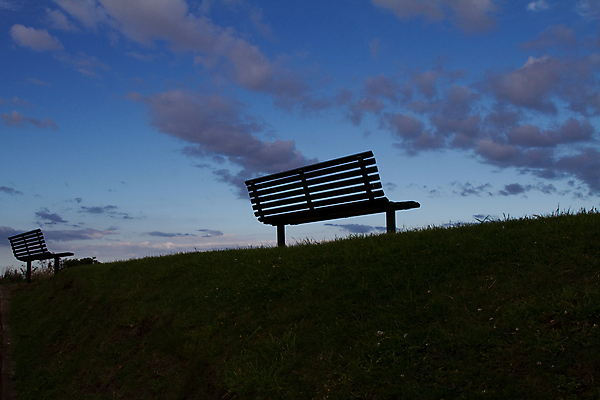 포토 JPG 해외이미지 구름 공원 가구 벤치 하늘 휴식 사람없음 초록색 여름 파란색 태양 걷기 맑음 시골 혼자 해외202008 해외포토 자연요소 계절 공공시설 컬러 생활용품 컨셉 의자 모션 날씨 파일형식