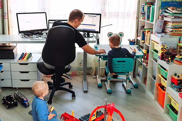 포토 JPG 해외이미지 백인 직업 라이프스타일 남자 아들 어린이 거실 인터넷 비즈니스 통신 가정 가족 놀이 탁자 주택 함께함 실내 사람 앉기 소년 성인 세명 노트북 컴퓨터 사무실 공책 방 육아 아기 업무 작업 아빠 연결 책상 바쁨 걸음마 돌봄 프리랜서 해외202008 해외포토 서양인 가구 컨셉 관계 모션 문구용품 내부 건물 생활 전자제품 파일형식