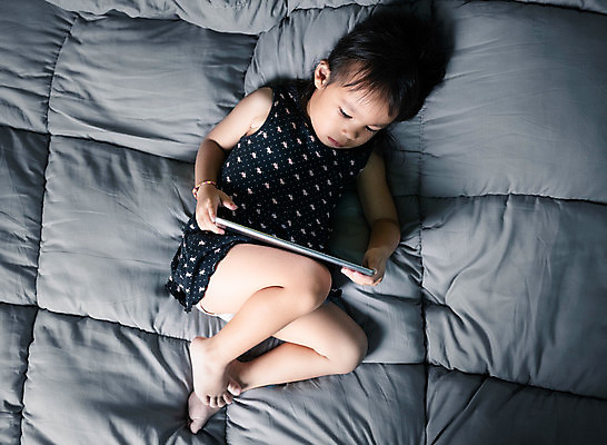 포토 JPG 해외이미지 라이프스타일 손 응시 여자 딸 행복 아시아 얼굴 어린이 백그라운드 컨셉 인터넷 가족 놀이 모바일 주택 함께함 건강 한명 사람 동양인 스마트폰 핸드폰 알약 디지털 스크린 금지 게임 흰색 전화기 문제 온라인 중독 언니 해외202008 해외포토 1 시선 감정 나라 컬러 관계 인종 건물 생활 신체부위 전자제품 스마트기기 약 자매 파일형식