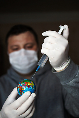 포토 JPG 해외이미지 청진기 검은배경 주사기 마스크 한명 서기 들기 사람 상반신 성인 앞모습 치료 글로벌 지구본 희망 의사 백신 전염병 성인남자한명만 코로나바이러스 해외202008 델타변이바이러스 해외포토 1 감정 뷰포인트 백그라운드 의학 의료기기 모션 검은색 의료진 바이러스 질병 남자한명만 성인남자만 파일형식