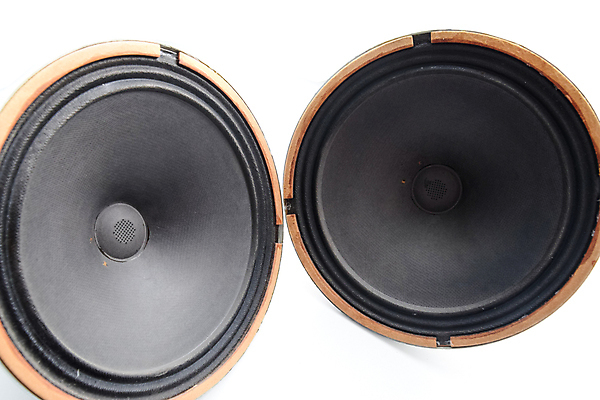 포토 JPG 해외이미지 디자인 2 노래 사람없음 목재 듣기 회색 수확 골동품 60대 정상 마이크 라디오 복고 오디오 70대 시끄러움 스테레오 판지 반항 녹음기 다락방 소비에트 옛날 캡모자 생존 해외202008 해외포토 나무 모자_잡화 노년 음악 컬러 음향기기 농업 재료 모션 전자제품 소리 파일형식 녹음_기록