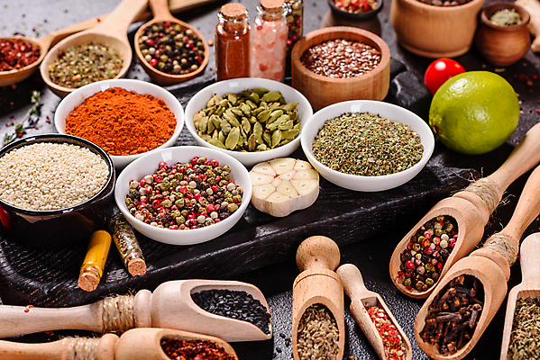 포토 JPG 해외이미지 잎 재료 탁자 사람없음 숟가락 양념 조미료 고수 가루 허브 소금 후추 카레 생강 바질 로즈메리 시나몬 강황 해외202008 해외포토 식물 음식 가구 채소 식재료 수저 향신료 향미료 파일형식