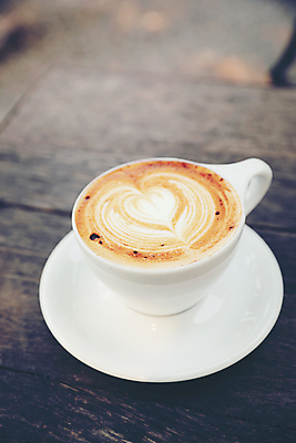 포토 JPG 해외이미지 사람없음 아웃포커스 하트 커피잔 컵받침 나무바닥 카푸치노 라떼아트 해외202008 해외포토 모양 커피 잔 바닥 촬영기법 받침대 그림 라떼 파일형식