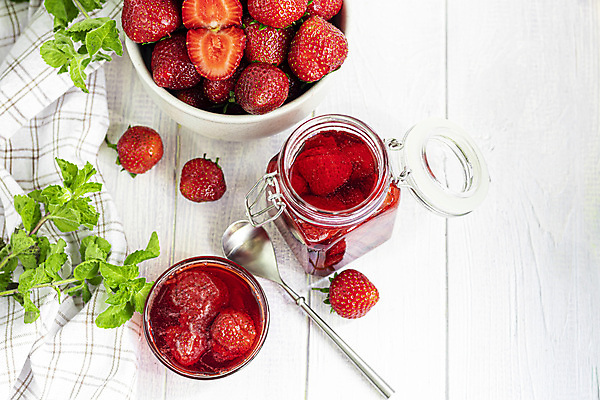 포토 JPG 해외이미지 잎 딸기 유리병 사람없음 하이앵글 숟가락 식탁보 사발 흰배경 담기 딸기잼 해외202008 해외포토 식물 뷰포인트 백그라운드 과일 모션 병_용기 수저 흰색 사기그릇 잼 파일형식