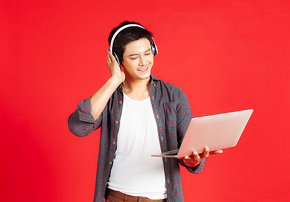 포토 JPG 해외이미지 모델 직업 학생 라이프스타일 남자 행복 음악 이어폰 백그라운드 인터넷 통신 휴식 실내 한명 사람 성인 빨간색 노트북 컴퓨터 헤드폰 공책 듣기 흰색 타이핑 업무 무선전화기 오디오 온라인 고립 힙스터 해외202008 해외포토 1 패션 감정 컬러 음향기기 컨셉 모션 문화예술 문구용품 내부 생활 전자제품 작업 전화기 파일형식